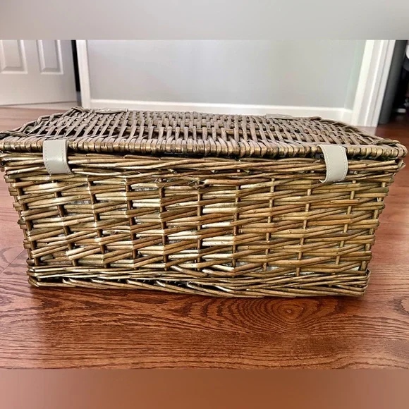 Picnic Basket for 4 People. Complete with Built-in Insulated Compartment - Picture 13 of 13
